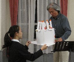姫路第九のみなさんから大きな紙の誕生ケーキを
