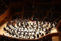 Kitaraホールの舞台を埋めつくす巨大なオーケストラ