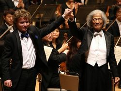 ピアノ独奏のニコライ・ホジャイノフさんと