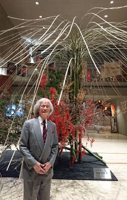新国立劇場メインエントランスにて
〜草月流家元 勅使河原茜氏によるウェルカムフラワーとともに