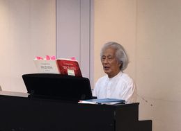 聴きどころを弾き語りでレクチャー