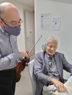 戸澤哲夫さんと楽譜の確認